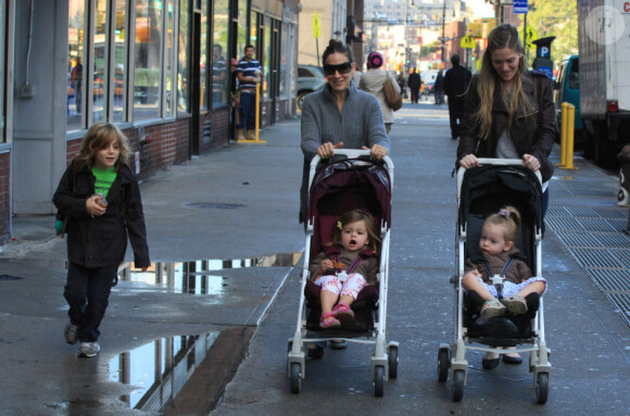 Sarah Jessica Parker en promenade dans les rues de New York avec ses jumelles Tabitha et Marion et son grand fils James qui se rend à l'école, le 20 octobre 2011