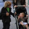 Sarah Jessica Parker en balade dans les rues de New York avec ses jumelles Tabitha et Marion accompagne son grand fils James qui se rend à l'école, le 20 octobre 2011