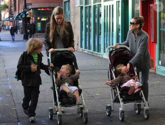 Sarah Jessica Parker en balade dans les rues de New York avec ses jumelles Tabitha et Marion accompagne son grand fils James qui se rend à l'école, le 20 octobre 2011