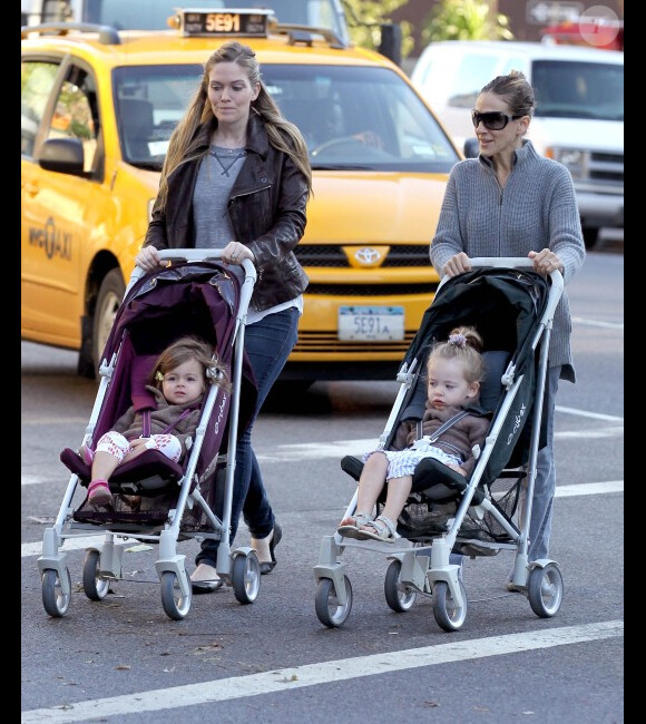 Sarah Jessica Parker en balade dans les rues de New York avec ses jumelles Tabitha et Marion, le 20 octobre 2011