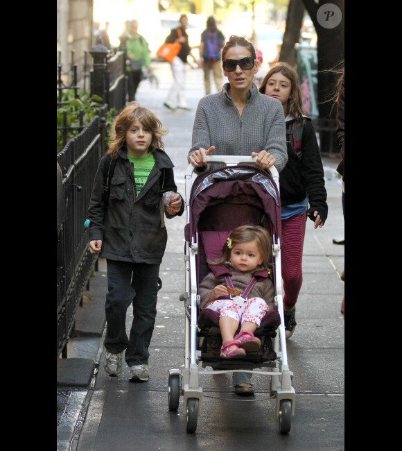 Sarah Jessica Parker en balade dans les rues de New York avec ses  jumelles Tabitha et Marion et son grand fils James qui se rend à  l'école, le 20 octobre 2011