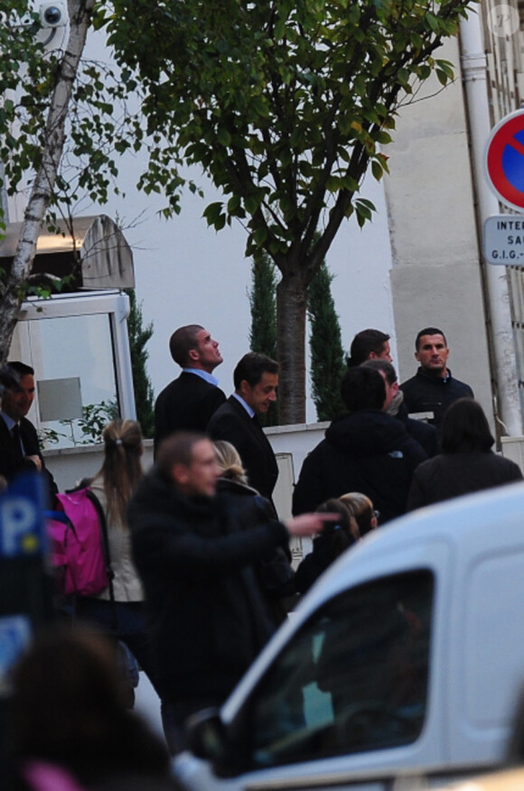 Nicolas Sarkozy quitte la Clinique de la Muette, Paris, le 21 octobre 2011
