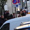 Nicolas Sarkozy salue les passants en sortant de la Clinique de la Muette, Paris, le 21 octobre 2011. Il faut dire que le vendredi, vers 16h30, un jour de vacances, il y a du monde dans la rue !