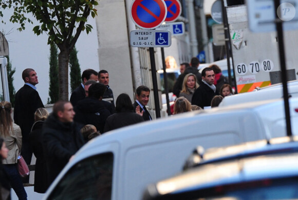 Nicolas Sarkozy salue les passants en sortant de la Clinique de la Muette, Paris, le 21 octobre 2011. Il faut dire que le vendredi, vers 16h30, un jour de vacances, il y a du monde dans la rue !