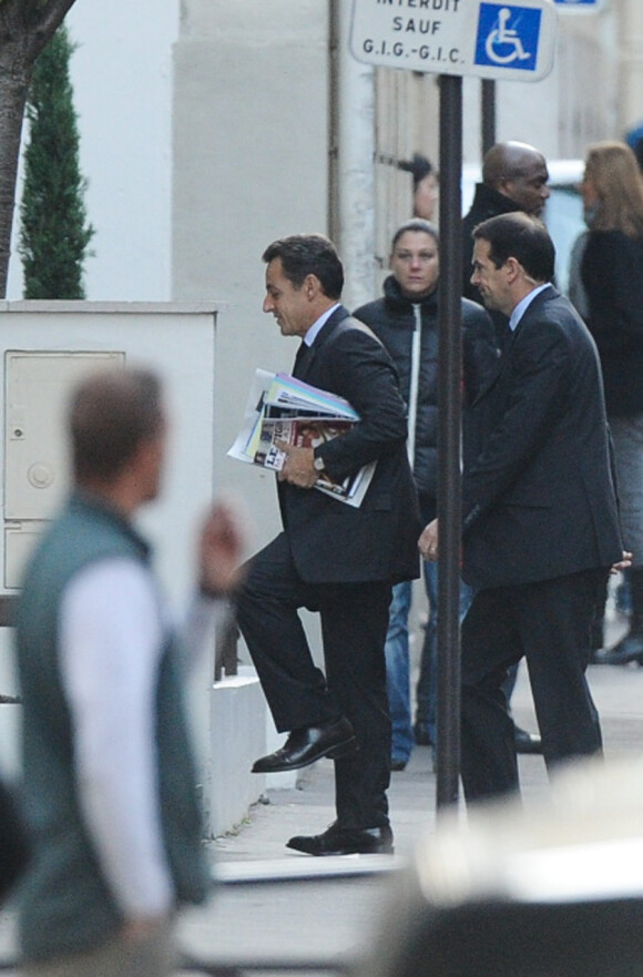 Nicolas Sarkozy rend visite à sa femme Carla Bruni et à leur petite Giulia, née le 19 octobre. Clinique de la Muette, Paris, le 21 octobre 2011