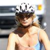 Goldie Hawn a vélo dans les rues de Los Angeles, le 13 octobre 2011.