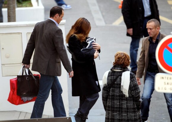 Carla Bruni-Sarkozy sort de la clinique de la Muette en serrant contre elle son petit trésor Giulia le 23 octobre 2011 à 14h 20.
