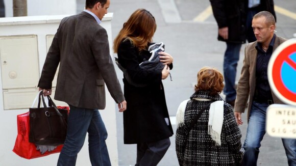 Carla Bruni-Sarkozy : Déjà sortie de la clinique avec sa petite poupée Giulia !