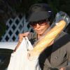 Diana Ross et une baguette de pain, à Los Angeles, le 22 octobre 2011.