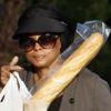 Diana Ross et une baguette de pain, à Los Angeles, le 22 octobre 2011.