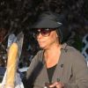 Diana Ross et une baguette de pain, à Los Angeles, le 22 octobre 2011.