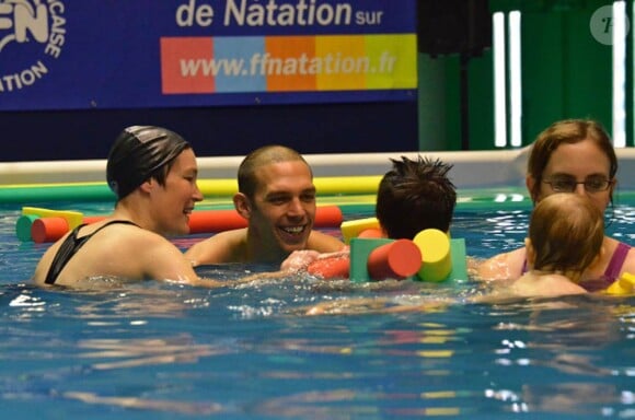 Le jeune papa Hugues Duboscq, qui s'apprête à lancer le sprint final de sa carrière à 30 ans avec les JO 2012 en point de mire, animait l'activité Eveil Aquatique de la FFN au Salon KidExpo de Paris le 23 octobre 2011.
