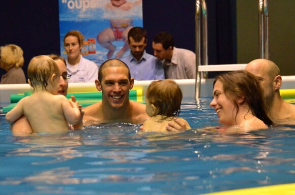Le nageur Hugues Duboscq, jeune papa qui s'apprête à lancer le sprint final de sa carrière à 30 ans avec les JO 2012 en point de mire, animait l'activité Eveil Aquatique de la FFN au Salon KidExpo de Paris le 23 octobre 2011.