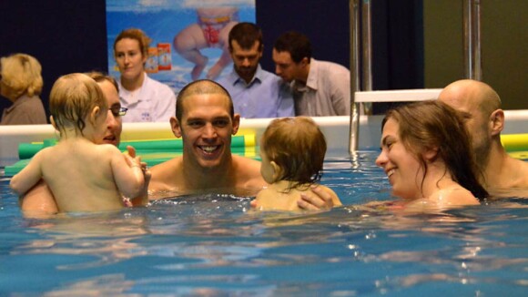 Hugues Duboscq, un jeune papa comme un poisson dans l'eau avec les bébés nageurs