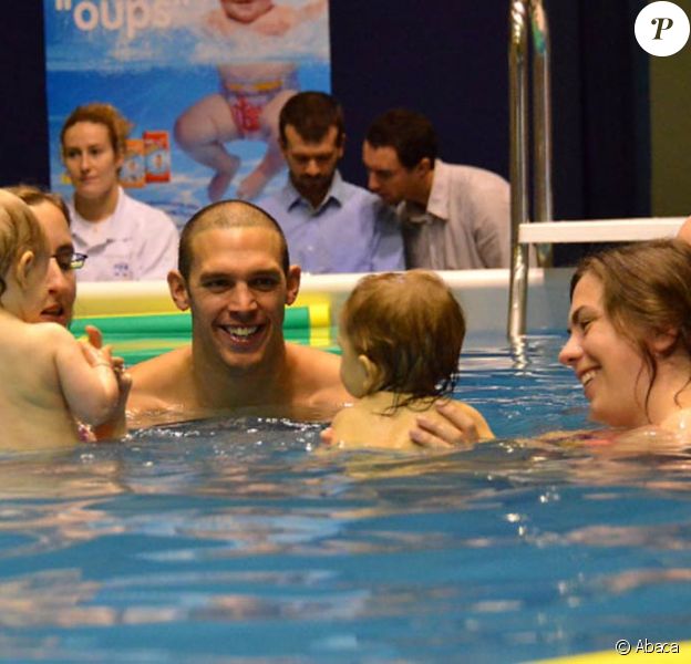 Hugues Duboscq Un Jeune Papa Comme Un Poisson Dans L Eau Avec Les Bebes Nageurs Purepeople