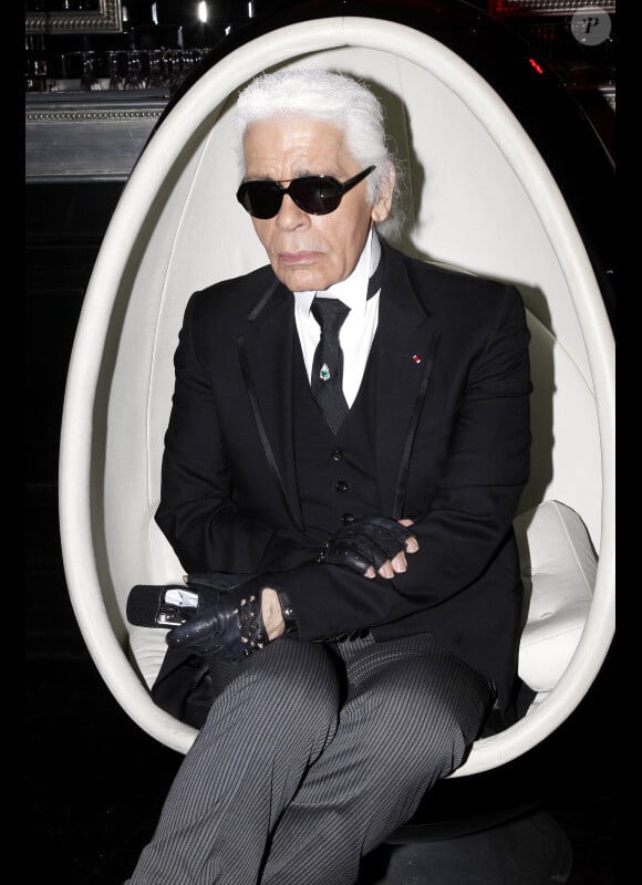 Le styliste/créateur Karl Lagerfeld, mis à l'honneur lors d'un dîner au V.I.P Room à l'occasion de la Foire Internationale d'Art Comptemporain (FIAC). Paris, le 19 octobre 2011.