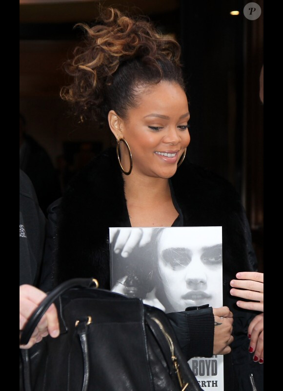 Rihanna sort de son hôtel, le livre de Ellen Von Unwerth - protograhe spécialisée dans les photos artistiques de charme - à la main, et se rend à Bercy afin de donner un concert le 20 octobre 2011
 