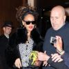 La chanteuse Rihanna se rend dîner à l'Avenue à Paris le 18 octobre 2011, deux jours avant son premier concert à Paris Bercy 