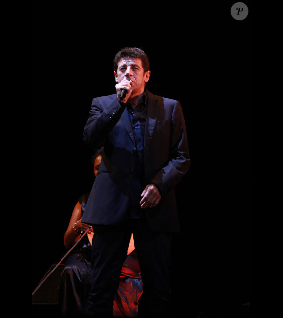 Patrick Bruel chante au Théâtre du Châtelet à Paris, le 24 octobre 2011.