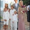 Le diadoque Pavlos et la princesse Marie-Chantal de Grèce avec leurs cinq enfants lors du mariage du prince Nikolaos et Tatiana Blatnik sur l'île de Spetses le 25 août 2010.