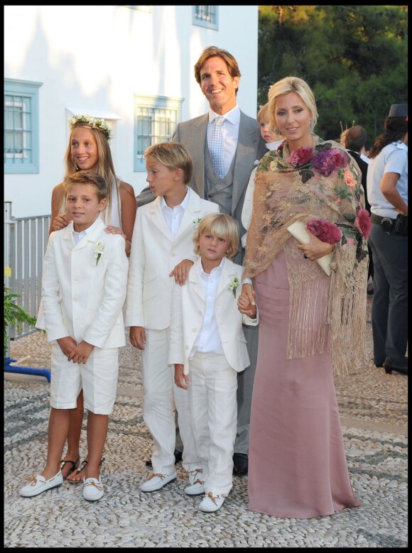 Le diadoque Pavlos et la princesse Marie-Chantal de Grèce avec leurs cinq enfants lors du mariage du prince Nikolaos et Tatiana Blatnik sur l'île de Spetses le 25 août 2010.