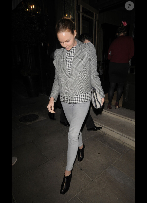 la styliste anglaise Stella McCartney, photographiée à la sortie d'un hôtel londonien, prouve que la mode est un domaine fait pour elle. Londres, le 25 octobre 2011.
