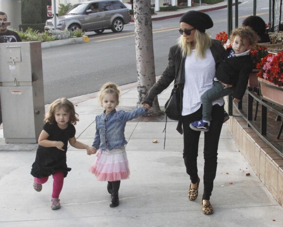 Nicole Richie, maman au top et au petit soin avec ses enfants. West Hollywood, le 24 octobre 2011.