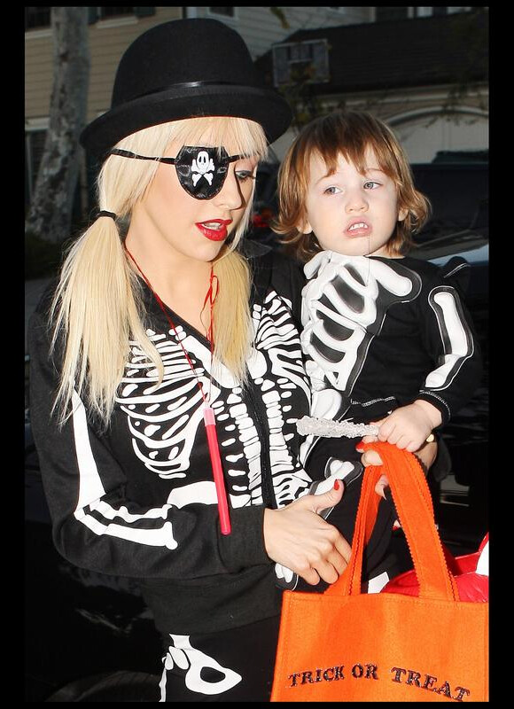 Max, le fils de Christina Aguilera, adopte le même costume que maman pour célébrer Halloween. N'est-il pas irrésistible ?