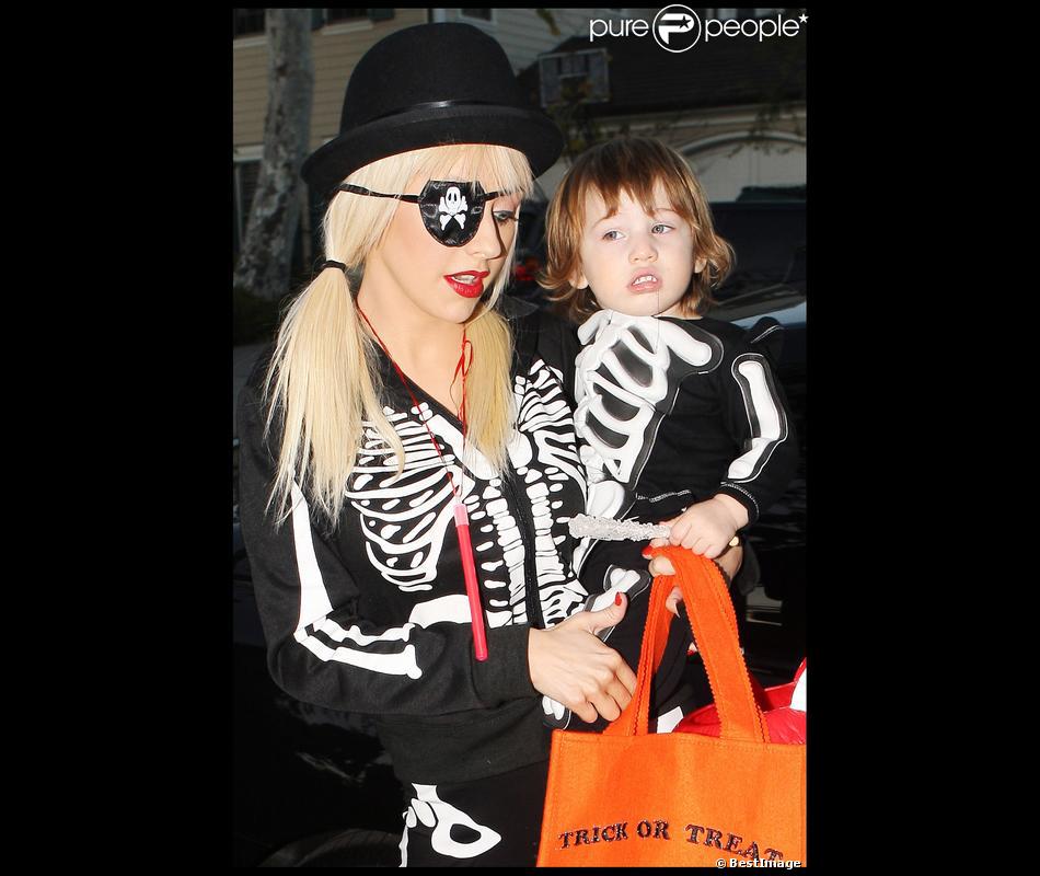 Max, le fils de Christina Aguilera, adopte le même costume que maman pour célébrer Halloween. N&#039;est-il pas irrésistible ? 