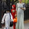 Avec son fils Mingus tout de rouge vêtu, Helena Christensen célèbre Halloween en princesse new-yorkaise