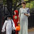 Avec son fils Mingus tout de rouge vêtu, Helena Christensen célèbre Halloween en princesse new-yorkaise 