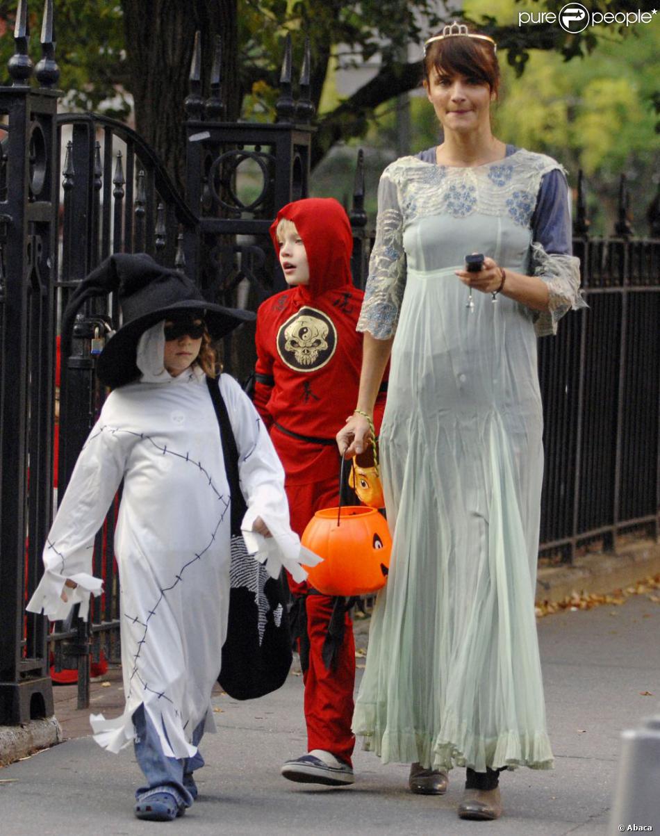 Avec son fils Mingus tout de rouge vêtu, Helena Christensen célèbre Halloween en princesse new-yorkaise 