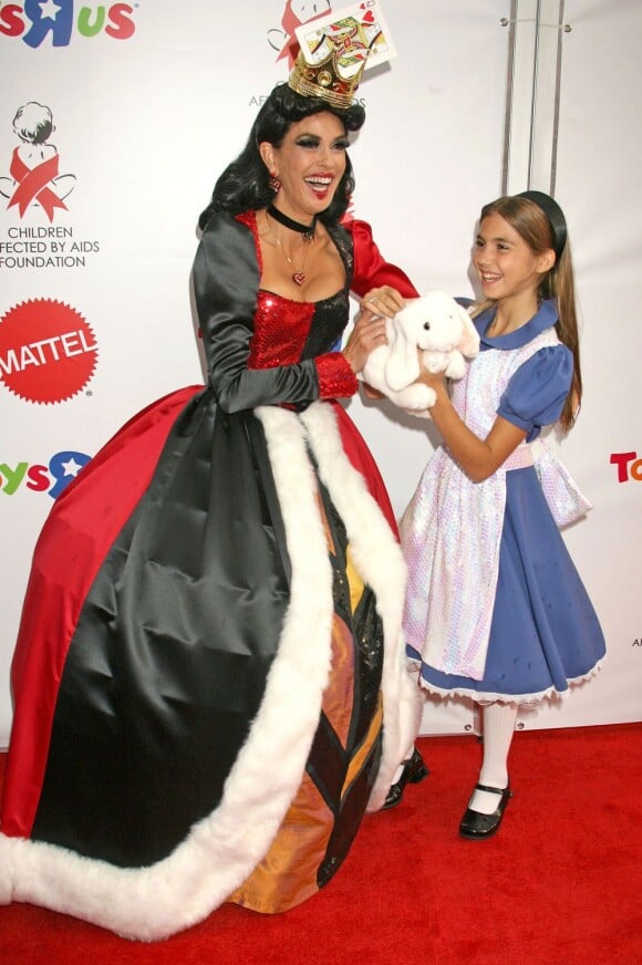 Teri Hatcher tente de voler la vedette à sa fille Emerson Rose mais sur le tapis rouge, c'est l'adorable en Alice qui remporte tous les suffrages !
