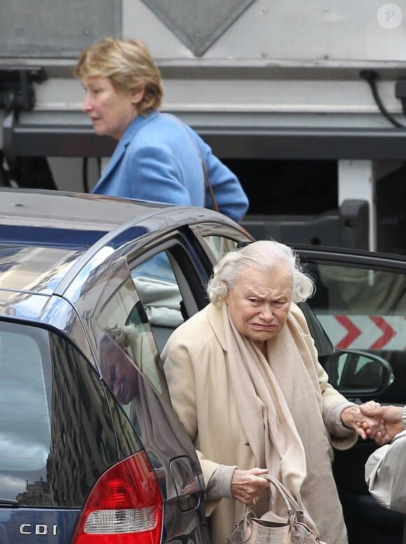 Gigi, tante de Carla Bruni, arrive à la clinique de la Muette (Paris) où elle a rendu visite à la Première Dame, au lendemain de son accouchement. Le 20 octobre 2011.