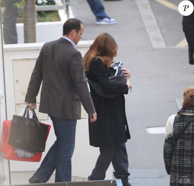 Carla Bruni quitte la clinique de la Muette à Paris, le 23 octobre 2011, avec sa petite Giulia dans les bras.