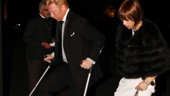 Boris Becker, en béquilles au bras de sa femme, se fait la vodka du diable