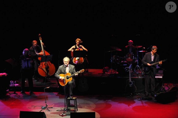 Pierre Perret fête 55 ans de carrière à L'Olympia, à Paris, le 28 octobre 2011.