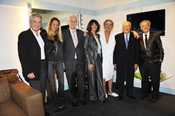 Pierre Perret entouré de son producteur Gilbert Coullier, Nicole Coullier, et de ses amis Lionel Jospin, Sylviane Agacinki, Alain Decaux et Bernard Pivot, dans sa loge de l'Olympia, le 28 octobre 2011.