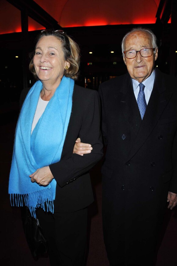 Alain Decaux et sa femme arrivent au concert de Pierre Perret à l'Olympia, le 28 octobre 2011.