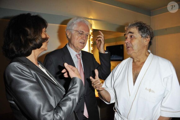 Pierre Perret reçoit Lionel Jospin et Sylviane Agacinski dans sa loge de l'Olympia, le 28 octobre 2011.