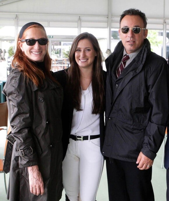 Jessica Springsteen entourée de ses parents Patti Scialfa et Bruce Springsteen lors du Wondsor Horse Show en mai 2011, épreuve dans laquelle elle s'est imposée.
