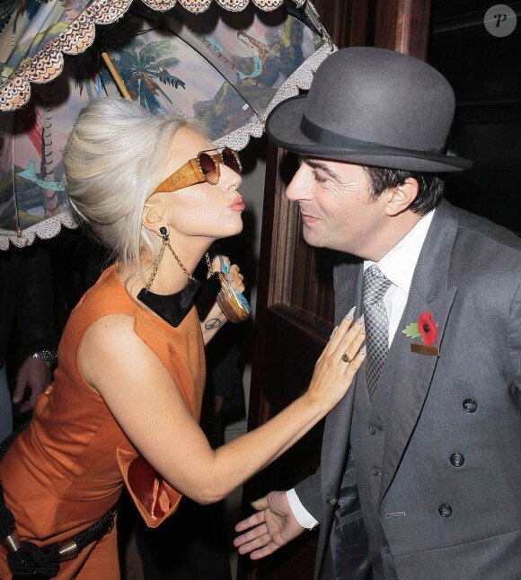 Lady Gaga fait un bisou au concierge de son hôtel à Londres le 4 novembre 2011