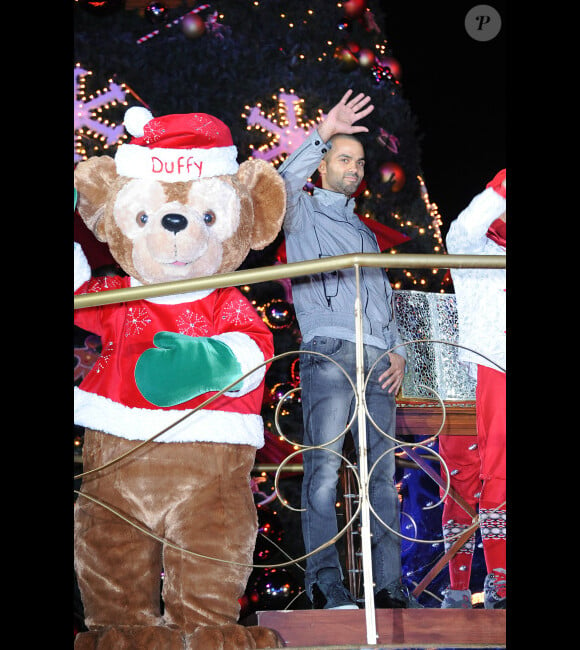 Tony Parker pose devant le sapon de Noël du parc Disneyland Paris, le samedi 5 novembre 2011.
