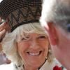 Un cadeau zoulou qui lui va si bien, le 3 novembre 2011. Le prince Charles et son épouse Camilla Parker Bowles en visite en Afrique du Sud du 2 au 6 novembre 2011.