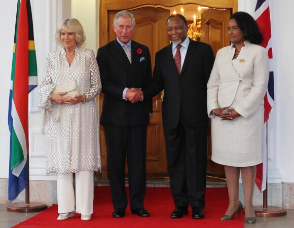 Dîner chez le vice-président Mothlante. Le prince Charles et son épouse Camilla Parker Bowles en visite en Afrique du Sud du 2 au 6 novembre 2011.