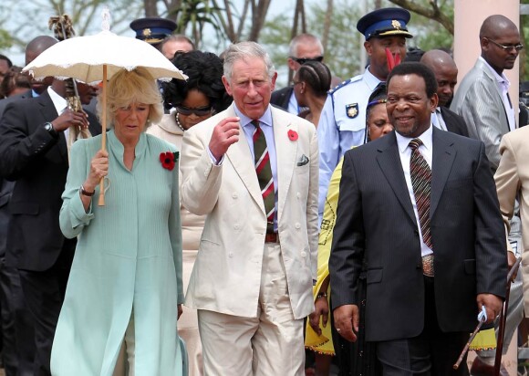 Rencontre avec le roi Zwelethini des Zoulous, le 4 novembre 2011. Le prince Charles et son épouse Camilla Parker Bowles en visite en Afrique du Sud du 2 au 6 novembre 2011.