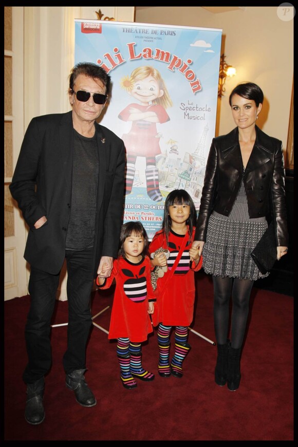 Johnny Hallyday et son épouse Laeticia accompagnaient leurs petites Jade et Joy à la première du spectacle Lili Lampion d'Amanda Sthers et Sinclair, le 6 novembre 2011 au Théâtre de Paris. Les fillettes ont déjà la panoplie de Lili !