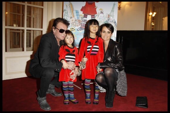 Johnny et Laeticia Hallyday accompagnaient leurs petites Jade et Joy à la première du spectacle Lili Lampion d'Amanda Sthers et Sinclair, le 6 novembre 2011 au Théâtre de Paris. Les fillettes ont déjà la panoplie de Lili !