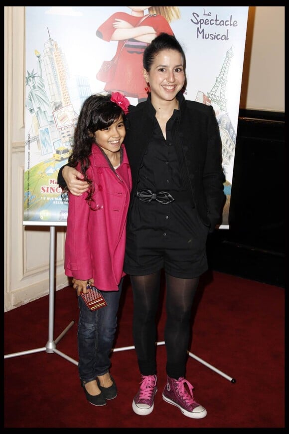 Nadia Roz et sa fille Jasmine à la générale du spectacle Lili Lampion d'Amanda Sthers et Sinclair, le 6 novembre 2011 au Théâtre de Paris.