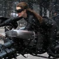 Anne Hathaway : Sur sa moto, Catwoman affronte Batman, Tom Hardy et la neige